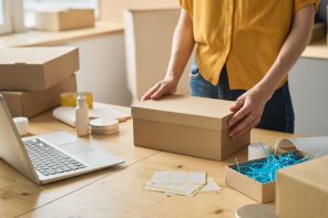 worker-packing-boxes